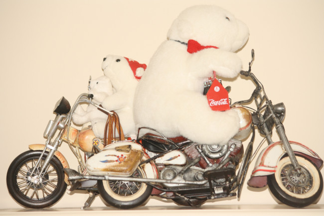 Обои картинки фото разное, игрушки, coca-cola, плюшевый, медведь, мотоцикл