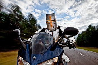 обоя knight rider, юмор и приколы, крестоносец, knight, rider, мотоцикл