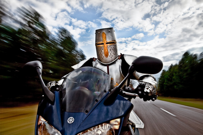 Обои картинки фото knight rider, юмор и приколы, крестоносец, knight, rider, мотоцикл