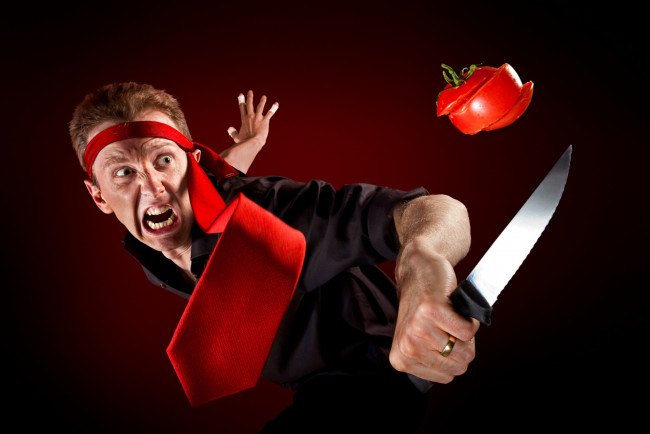 Обои картинки фото юмор и приколы, помидор, нож, ниндзя, галстук, мужик