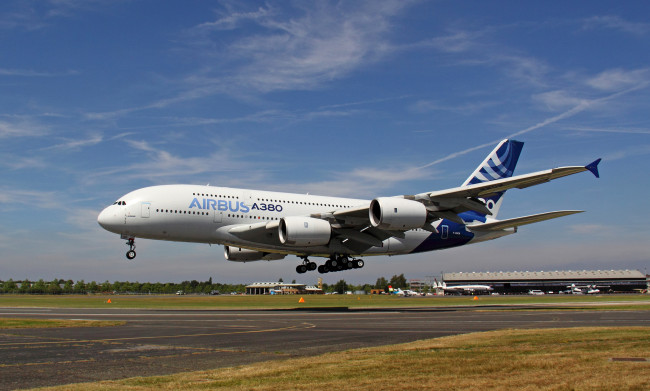 Обои картинки фото airbus a380-800, авиация, пассажирские самолёты, посадка, авиалайнер