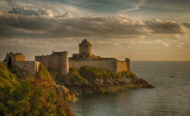 Обои картинки фото города, замки франции, башня, море, скала, замок, крепость, франция, fort, la, latte