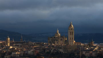 Картинка города -+католические+соборы +костелы +аббатства тучи горы испания дома замок башня сеговия небо пейзаж