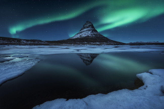 Обои картинки фото природа, северное сияние, гора, kirkjufell, исландия, звезды, снег, зима, северное, сияние, ночь, вода