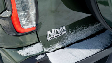 Картинка lada+niva+travel автомобили фрагменты+автомобиля шильдик lada niva travel ru motor1 com логотип