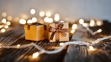 Картинка праздничные подарки+и+коробочки гирлянда подарки ленты банты