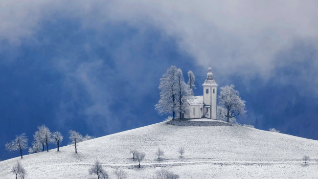Обои картинки фото словения, города, - католические соборы,  костелы,  аббатства, гора, зима, часовня