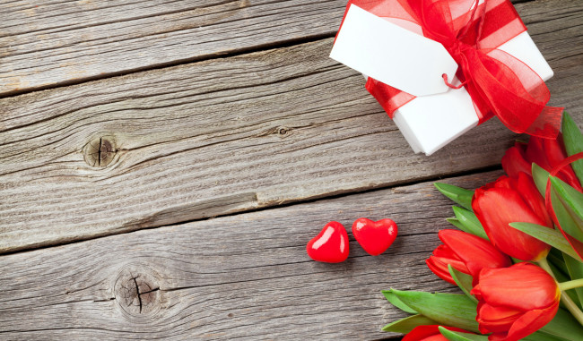 Обои картинки фото праздничные, день святого валентина,  сердечки,  любовь, тюльпаны, бутоны, сердечки, подарок, лента, бант