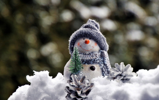 Обои картинки фото праздничные, снеговики, елка, снеговик, шишка