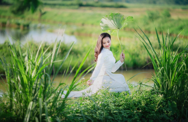 Обои картинки фото девушки, - азиатки, шатенка, костюм, лист, растения, озеро