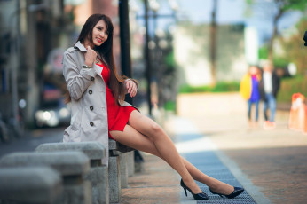 Картинка девушки -+азиатки азиатка модель женщины длинные волосы темные сидит плащ краснoe платьe