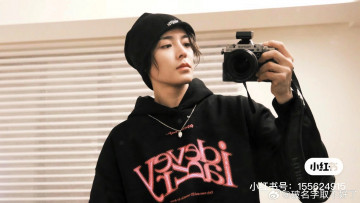 Картинка мужчины hou+ming+hao актер шапка толстовка фотоаппарат зеркало