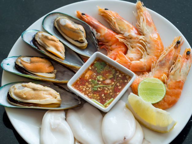 Обои картинки фото еда, рыбные блюда,  с морепродуктами, соус, мидии, креветки