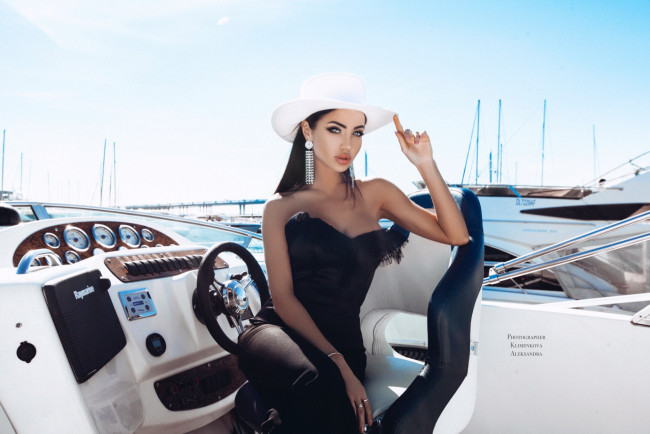 Обои картинки фото девушки, марианна маркина, транспортное, средство, шляпа, модель, женщины, александра, клименкова, марианна, маркина, лодка, с, лодками