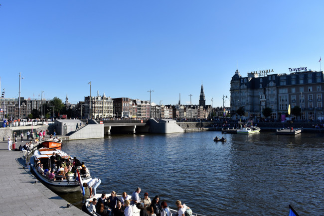 Обои картинки фото города, амстердам , нидерланды, канал, мост, лодки, гостиница