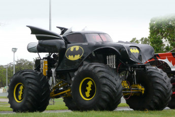 Картинка автомобили выставки уличные фото monster big bat