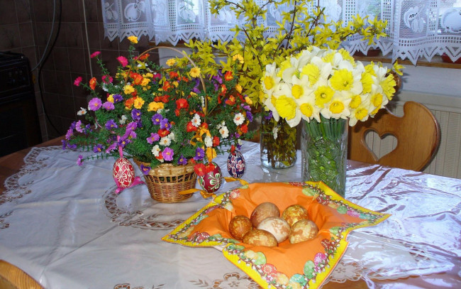 Обои картинки фото праздничные, пасха, стол, салфета, корзинка, букет, ваза, нарциссы, яйца