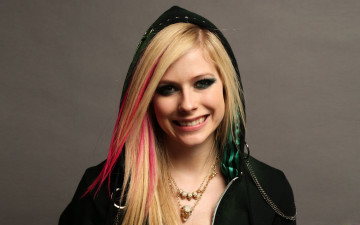 обоя музыка, avril, lavigne, улыбка, капюшон