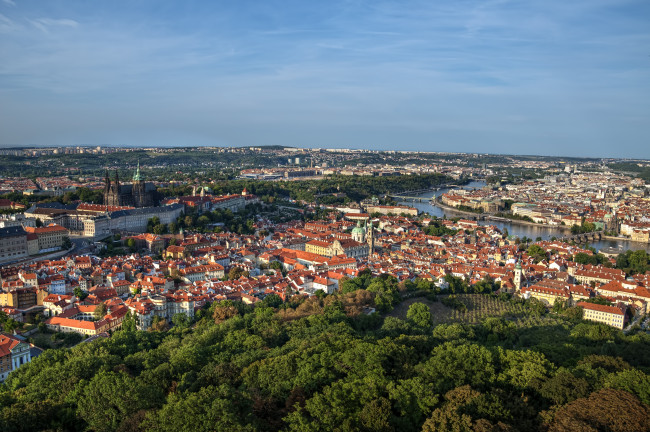 Обои картинки фото города, прага, Чехия, панорама, река, крыши, собор