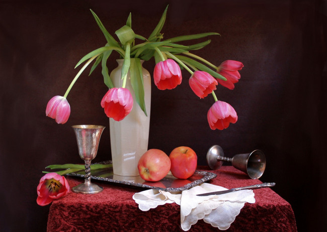 Обои картинки фото цветы, тюльпаны, букет, бокал, яблоки