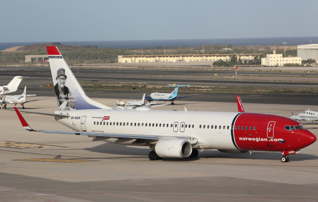 Обои картинки фото boeing 737, авиация, пассажирские самолёты, полоса, авиалайнер, аэропорт