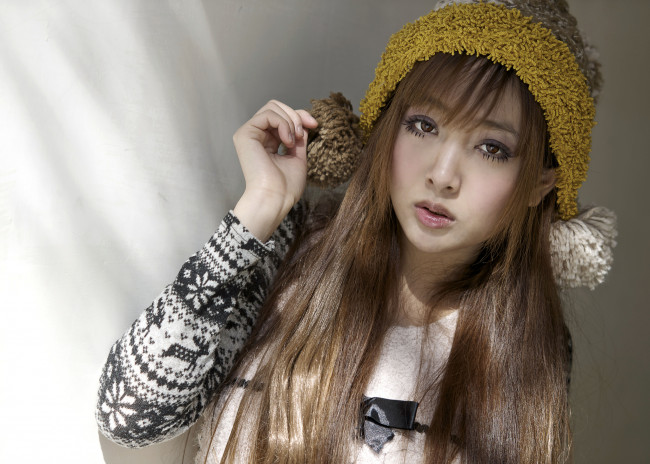 Обои картинки фото девушки, yumi fan, взгляд, жест, лицо, шапочка