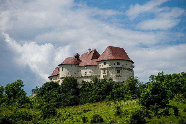 Обои картинки фото castle - veliki tabor, города, - дворцы,  замки,  крепости, холм, лес, замок