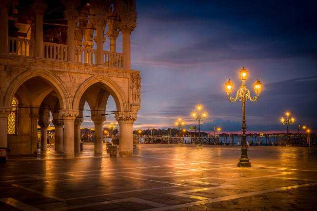 Обои картинки фото города, венеция , италия, венеция, дворец, дожей, зарево, рассвет, канал, огни, пьяцетта, фонарь