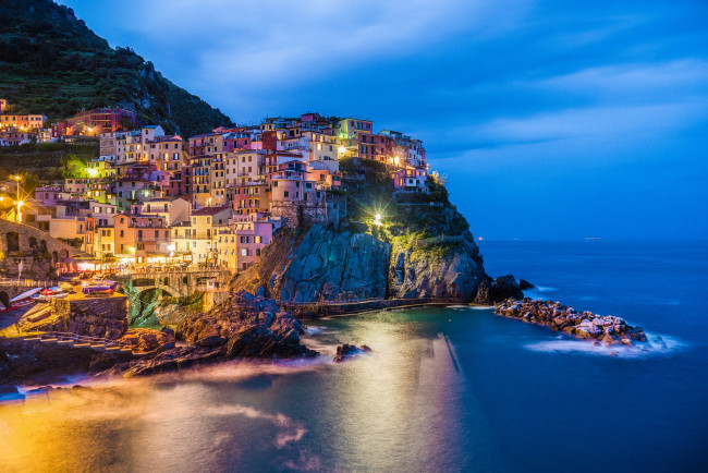 Обои картинки фото manarola blue hour, города, амальфийское и лигурийское побережье , италия, побережье, скалы, дома, огни