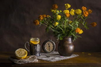 Картинка еда натюрморт стакан лимон калужница часы чай