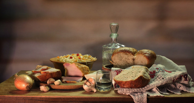 Обои картинки фото еда, натюрморт, рюмка, Чеснок, лук, репчатый, ветчина, водка, хлеб
