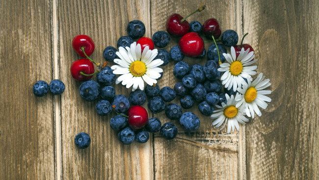 Обои картинки фото еда, фрукты,  ягоды, ромашки, вишни, черника