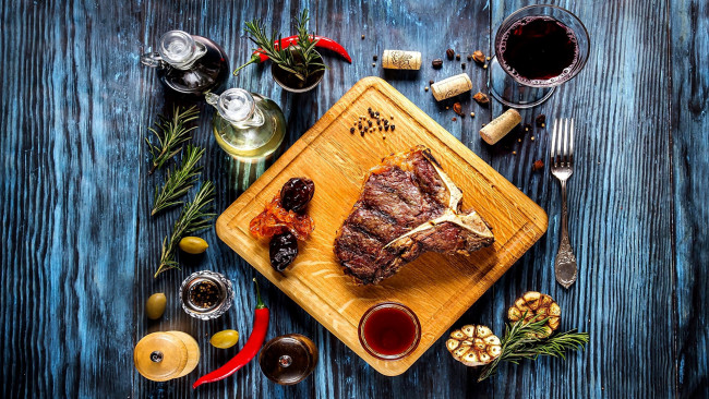 Обои картинки фото еда, мясные блюда, чеснок, вино, розмарин, стейк