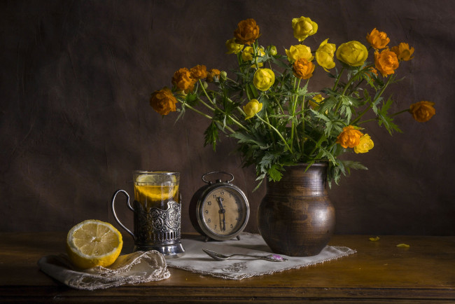 Обои картинки фото еда, натюрморт, стакан, лимон, калужница, часы, чай