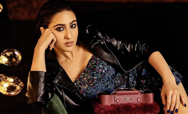 Обои картинки фото девушки, sara ali khan, брюнетка, куртка, платье, сумка