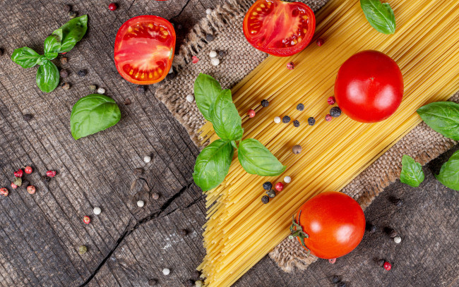 Обои картинки фото еда, макароны,  макаронные блюда, спагетти, паста, базилик, помидоры