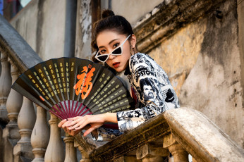 Картинка девушки -+азиатки азиатка очки веер