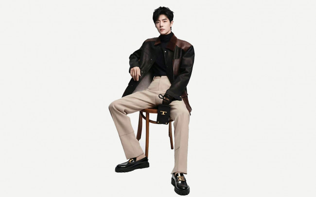 Обои картинки фото мужчины, xiao zhan, актер, куртка, брюки, сумка, стул