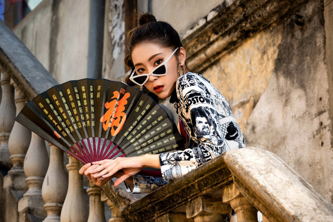 Обои картинки фото девушки, - азиатки, азиатка, очки, веер