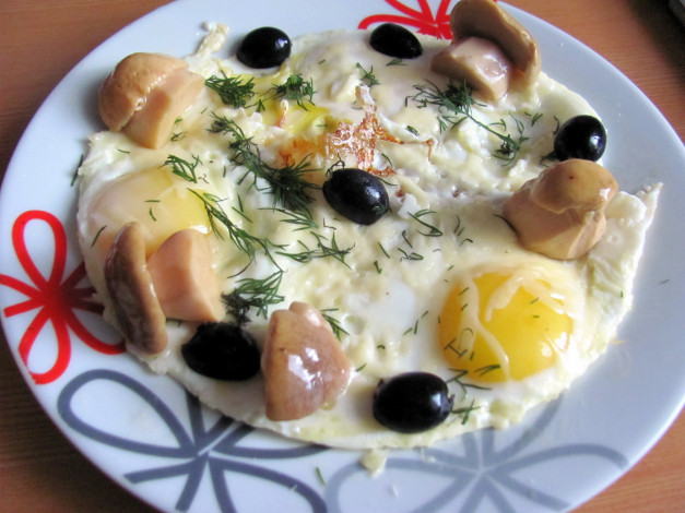 Обои картинки фото еда, яичные блюда, яичница, глазунья, маслины, боровики