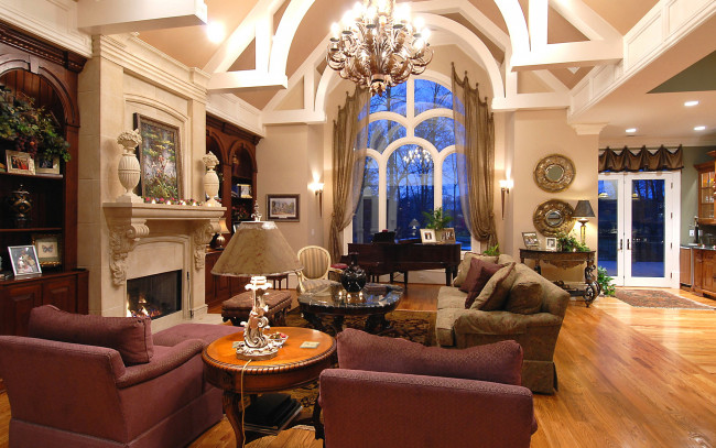 Обои картинки фото интерьер, гостиная, камин, люстра, настольная, лампа, рояль