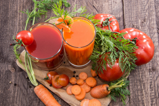 Обои картинки фото еда, напитки,  сок, морковь, помидоры, сок, морковный, томатный, укроп