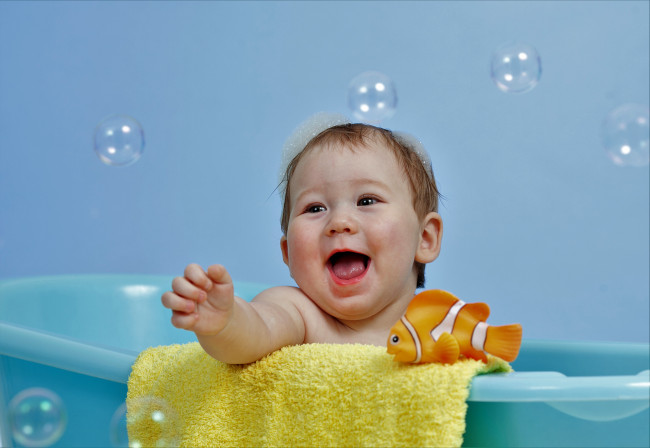 Обои картинки фото разное, дети, ребенок, пузыри, ванна, рыбка, полотенце