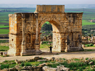 Картинка gate volubilis roman ruins morocco africa города исторические архитектурные памятники