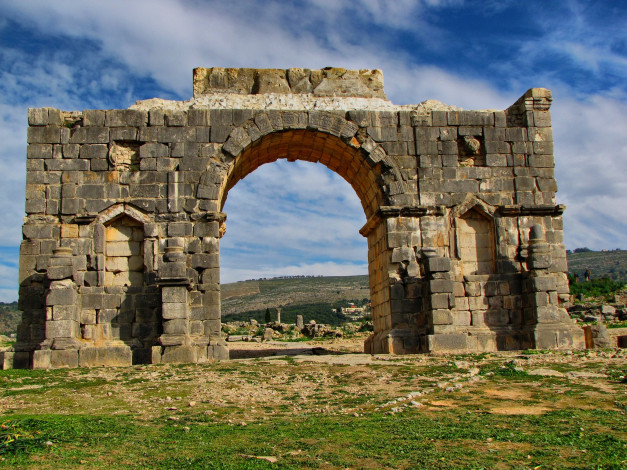 Обои картинки фото gate, volubilis, roman, ruins, morocco, africa, города, исторические, архитектурные, памятники