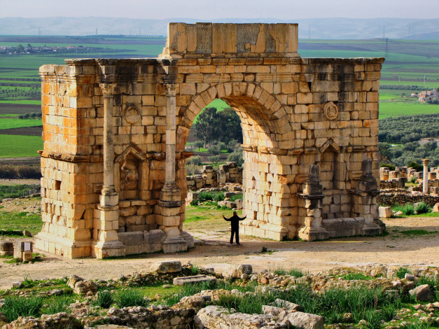 Обои картинки фото gate, volubilis, roman, ruins, morocco, africa, города, исторические, архитектурные, памятники
