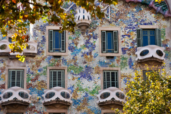 Картинка дом дракон города барселона испания дом-дракон гауди окна балконы мозаика