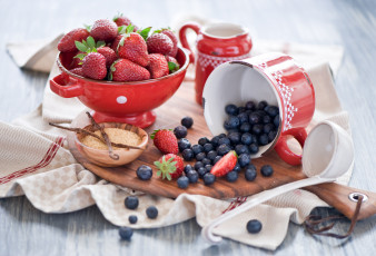 Картинка еда фрукты ягоды клубника голубика кружка полотенце натюрморт