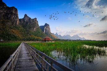 Картинка природа пейзажи thailand хижина постройка горы птицы трава озеро вода мост national park