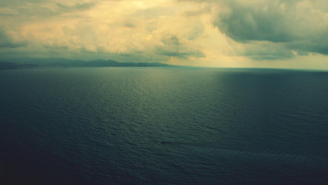 Обои картинки фото природа, моря, океаны, перед, дождём, море, водные, просторы, вода, тучи, непогода